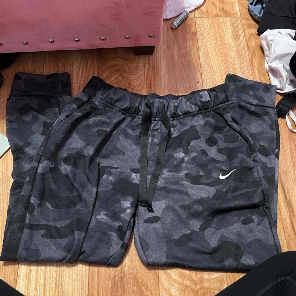 size small nike joggers